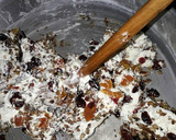 Foto del paso 4 de la receta: Rollo de queso crema bañado en mermelada de chabacano