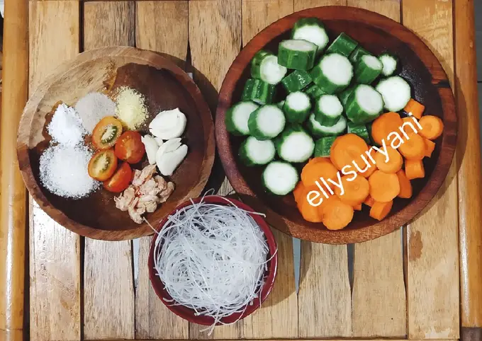Langkah-langkah untuk membuat Cara membuat Sayur Bening Oyong dan Wortel Favorit Rumah Kami
