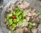 รูปขั้นตอนการทำที่ 6 ของ หมูผัดกะปิสะตอ