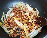 Foto langkah ke 3 dari resep Jjampong, Sup kuah seafood Korea. Pedes, gampang dan seger.