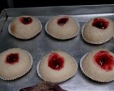 Foto langkah ke 3 dari resep Roti Selai Strawberry.