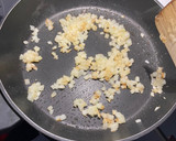 Foto del paso 3 de la receta: Macarrones a la carbonara con nata sin bacon