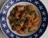 Foto del paso 6 de la receta Guiso de calamar y gambones, con patatas, cebolla y guisantes