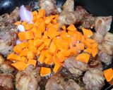 Foto del paso 2 de la receta: Masas de cerdo salteadas con zanahoria y tomate