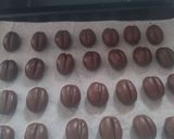 Foto langkah ke 4 dari resep Coffe Bean Cookies.