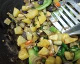 Foto langkah ke 2 dari resep Tumis Terong, Kentang & Ikan Asin.