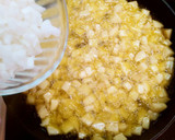 Foto del paso 5 de la receta: Tortilla de papas con cebolla y perejil