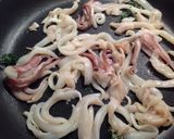 Foto del passaggio 4 della ricetta Spaghettini con pomodoro piccadilly e calamari