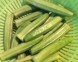 Hình bước làm 1 của món Đậu bắp sốt cà chua