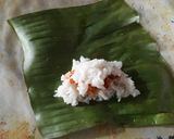 Gambar langkah 3 resipi Pulut sambal panggang.