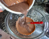 Foto del paso 2 de la receta: Torta rellena de chocolate decorada con chantilly de chocolate