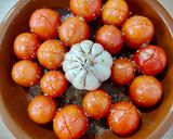 Foto del paso 1 de la receta: Berenjena y tomate asado con burrata y pesto de hierbabuena con nueces