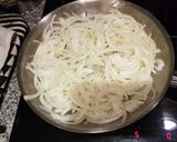 Foto del paso 1 de la receta: Arroz con cebolla y carne. Tipo wok pero en sartén
