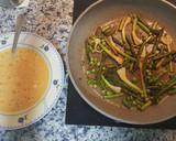 Foto del paso 3 de la receta: Tortilla de ajos tiernos y espárragos