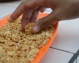 Foto langkah ke 4 dari resep Thumbprint Kukis Kacang | Empuk dan Renyah.