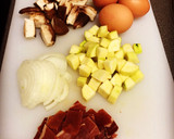 Foto del paso 1 de la receta: Tortilla de setas, calabacín, jamón y cebolla confitada con un toque oriental 🥢🥢