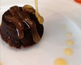 Foto del passaggio 5 della ricetta Tortino dal cuore morbido al cioccolato con salsa all'arancia