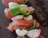 Foto del paso 2 de la receta: Brochetas/pinchos de pollo 🐓 a la parrilla/barbacoa🫑🧅