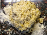 Pan casero relleno con cebolla, queso y semillas