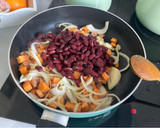 Foto del paso 3 de la receta: Pollo salteado con batata, cebolla, alubias, guisantes y salsa de miel con limón para burritos
