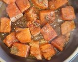 Foto del paso 1 de la receta: Dados de salmón marinado en cama de verduritas
