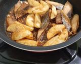 Foto langkah ke 6 dari resep Kentang tongkol kecap.
