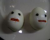 Foto del paso 2 de la receta: Fantasmas de Halloween con huevos duros