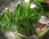 รูปขั้นตอนการทำที่ 8 ของ ต้มยำไก่ใส่เห็ดนางฟ้า น้ำใส