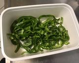 Une image de l'étape 2 de Poivrons verts grillés aux épices marocaines.