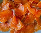Hình bước làm 3 của món Tartine Bánh Mì Nướng Phô Mai Emmental Phủ Cá Hồi Gravlax