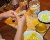 Hình bước làm 3 của món Vào bếp cùng con: bánh tráng cuộn ăn vặt siêu cuốn