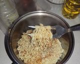 Foto langkah ke 2 dari resep Mie goreng pedas.