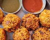 A picture of step 7 of Maggi pakode.
