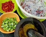 Foto langkah ke 1 dari resep Oseng Cumi Hitam.