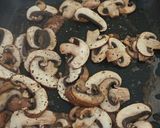 Foto del paso 3 de la receta: Filete de ternera con portobello y salsa cremosa de gorgonzola y cebollino