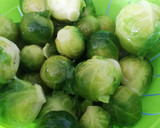 Foto del paso 2 de la receta: Ensalada de coles de Bruselas