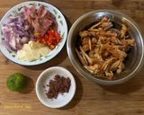 Foto langkah ke 1 dari resep Ayam Suwir Bunga Kecombrang.