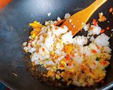 รูปขั้นตอนการทำที่ 4 ของ ข้าวผัดกระเทียม ง่ายๆ บ้านๆ แต่อร่อยและอิ่มมาก