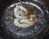 รูปขั้นตอนการทำที่ 3 ของ มักกะโรนีซอสมะเขือเทศกุ้ง