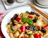 Foto langkah ke 3 dari resep Gai Phad Nam Mon Hoi (Chicken Oyster Sauce).