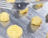 Foto langkah ke 3 dari resep Crunchy cheese cookies.