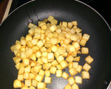 Foto del paso 1 de la receta: Huevos estrellados con gulas, patatas y cebolla