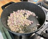 Une image de l'étape 6 de Pommes grenailles au lard, aubergine et oignons roses.