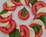 Foto del paso 2 de la receta: Caprese 🇮🇹 tomate, mozzarella, albahaca y AOVE 🇮🇹