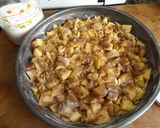 Foto del paso 3 de la receta Bizcocho suave con cubierta de manzanas, de azúcar, de canela y de nueces