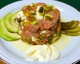 Foto del paso 3 de la receta: Tartar de trucha ahumada, aguacate, kaki, y mozzarella