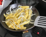 Foto del paso 4 de la receta: Patatas con queso gratinado y salchichas basadas en Foster’s Hollywood