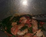 รูปขั้นตอนการทำที่ 3 ของ กุ้งผัดดอกไม้กวาด