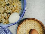 Nasi goreng bersama telur rebus