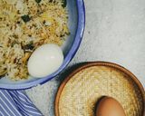 Gambar langkah 4 resipi Nasi goreng bersama telur rebus.